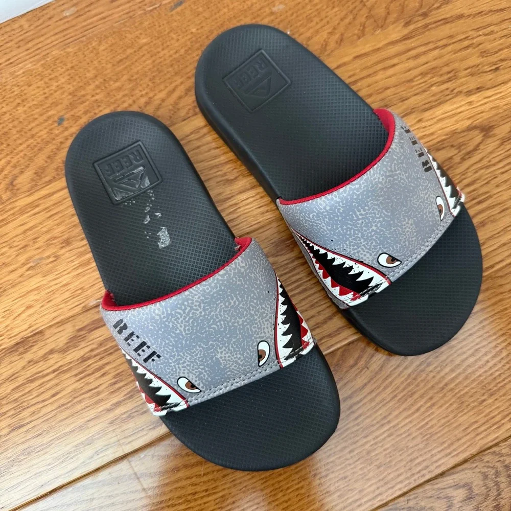 Reef Kids One Slide Shark Graphic Sandals Grey Black Red Size 1 US 32 EUR